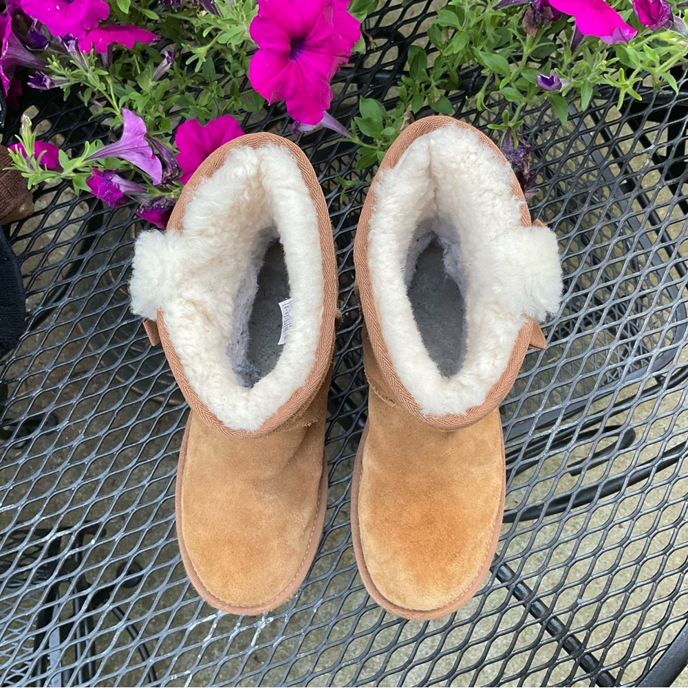 Koolaburra By Ugg Decorative Fur & Bows Sheepskin Fur Lined Slip On Suede Boots! - Picture 11 of 16